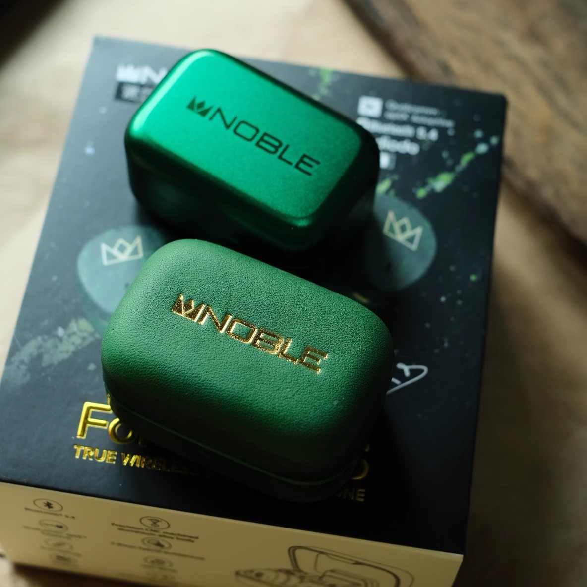 NOBLE ワイヤレスイヤホンケース グリーン スタイリッシュにサウンドを格上げ：Nobel Fokus Rex5用ハンドメイド