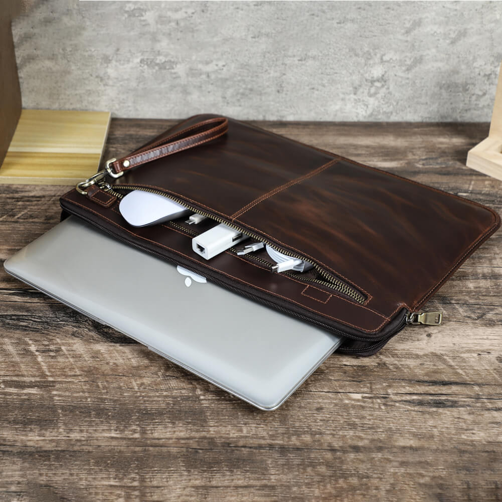 使用シーン - 16インチMacBook Pro用フルグレインオイルビードレザー製ラップトップジッパーケース（リストストラップ付き） - MacBook本体はメインポケットに収納、アクセサリー類は別ポケットに収納