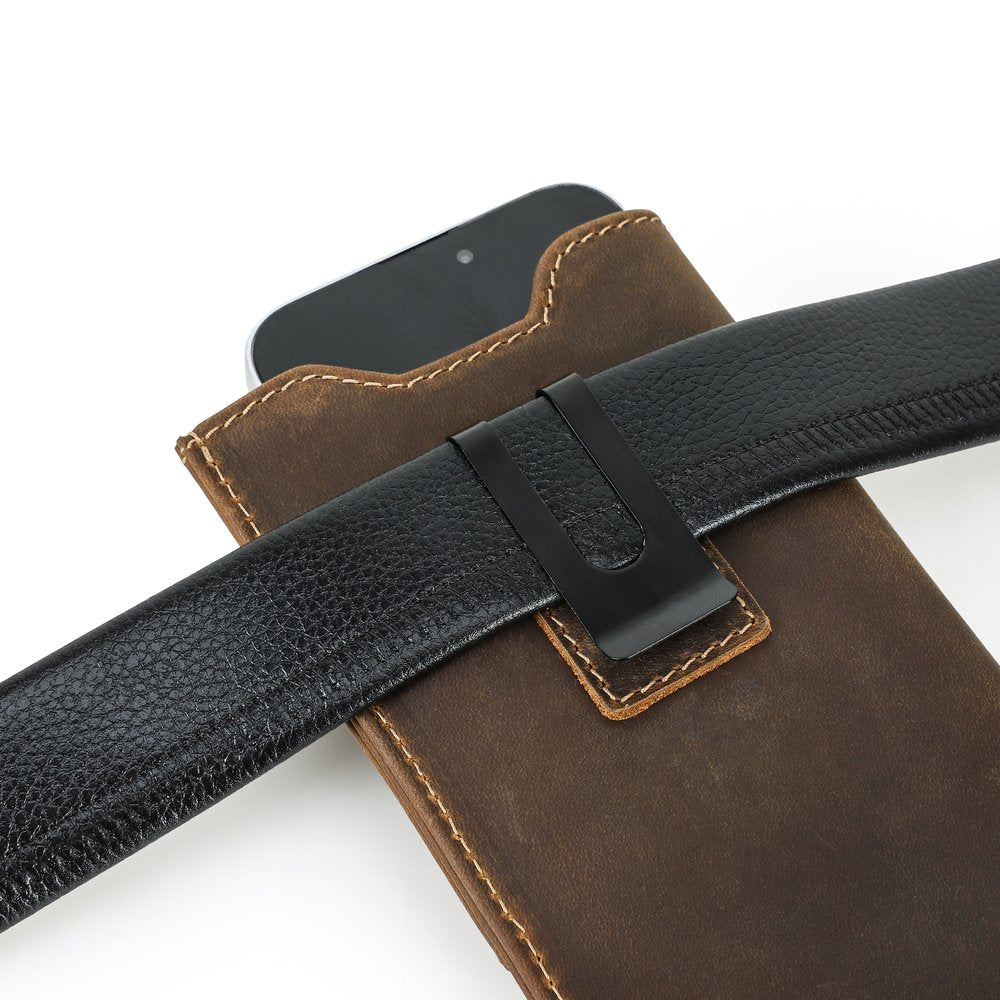 Gros plan sur le dos d'un étui de téléphone EDC en cuir Crazy Horse brun café, mettant en valeur le clip de ceinture en acier à ressort noir solidement fixé à une ceinture en cuir noir.