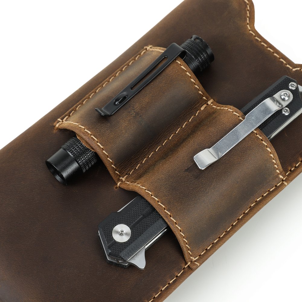 Vue rapprochée des fentes à outils avant d'une pochette EDC en cuir de cheval fou marron café, avec une lampe de poche noire et un couteau de poche pliant fixés à l'intérieur. Les coutures détaillées et la texture du cuir sont clairement visibles.