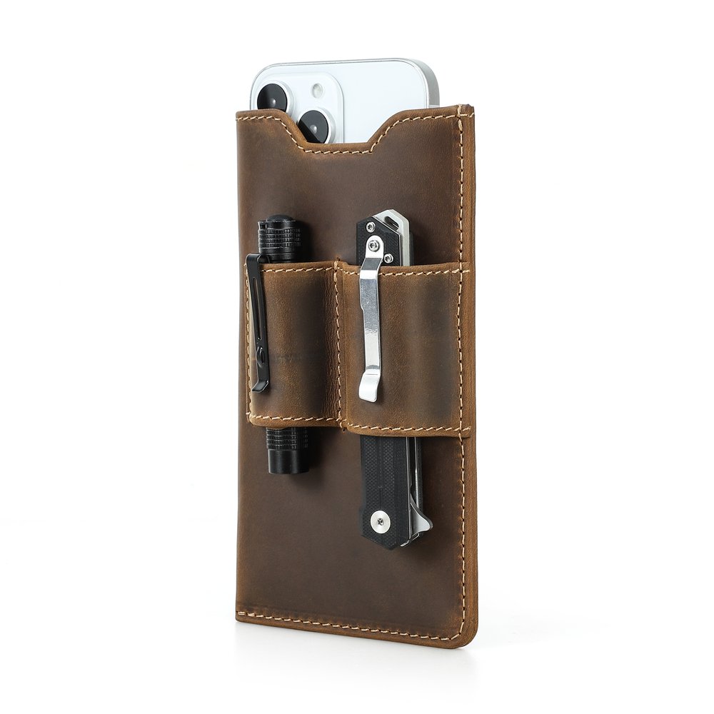 Vue de trois quarts d'un étui de téléphone EDC en cuir crazy horse brun café sur fond blanc, avec un smartphone blanc dans le compartiment principal, ainsi qu'une lampe de poche noire et un couteau de poche pliant dans les fentes à outils avant.