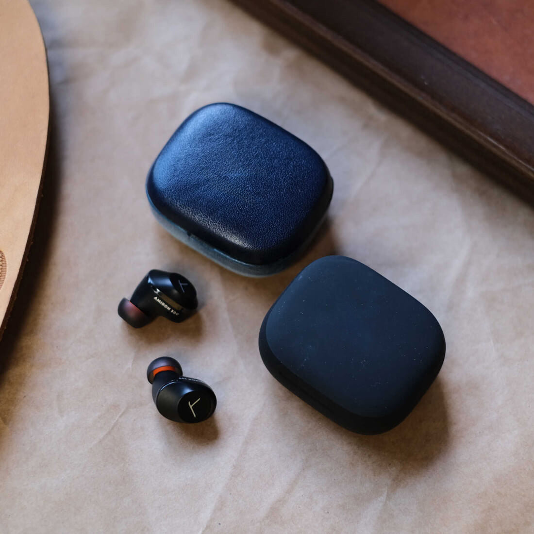 Foto de estilo de vida: estojo de couro personalizado feito à mão para o Beyerdynamic AMIRON 300 em azul-marinho na parte superior e azul-cera na parte inferior