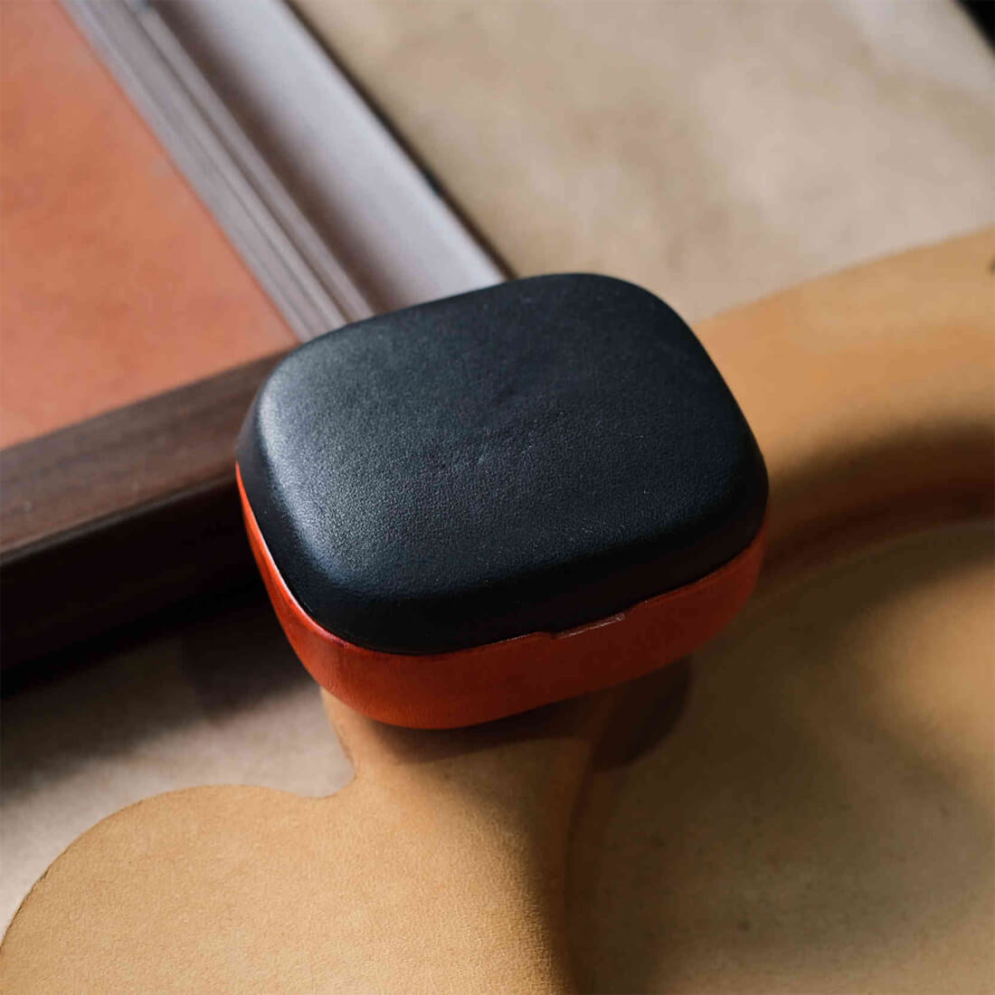 Estojo em pele genuína feito à mão para o Beyerdynamic AMIRON 300, com a parte superior preta e a parte inferior cor de laranja a condizer