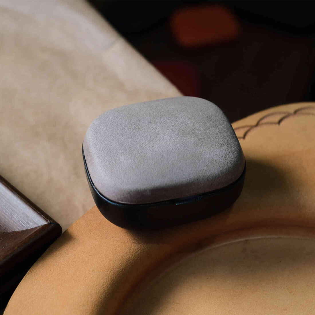 Estojo em pele genuína personalizado e feito à mão para o Beyerdynamic AMIRON 300 em cinzento elefante na parte superior e preto na parte inferior