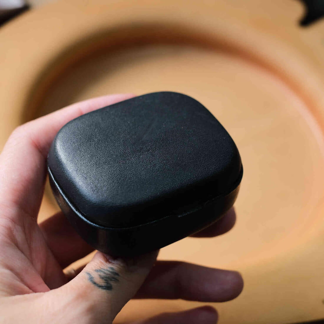 Estojo artesanal em pele genuína para o Beyerdynamic AMIRON 300 em preto, em grande plano