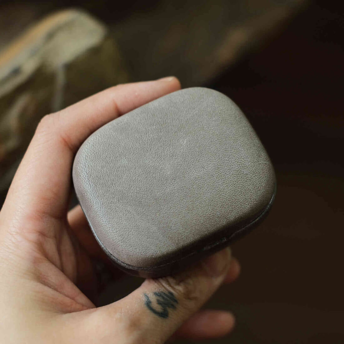 Estojo em pele personalizado para auriculares Beyerdynamic Amiron 300 em cinzento elefante em grande plano