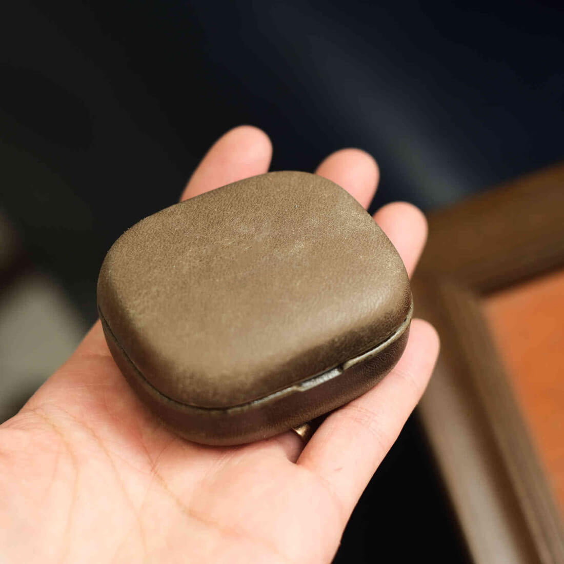 Estojo artesanal personalizado em pele genuína para Beyerdynamic AMIRON 300 em cinzento mate