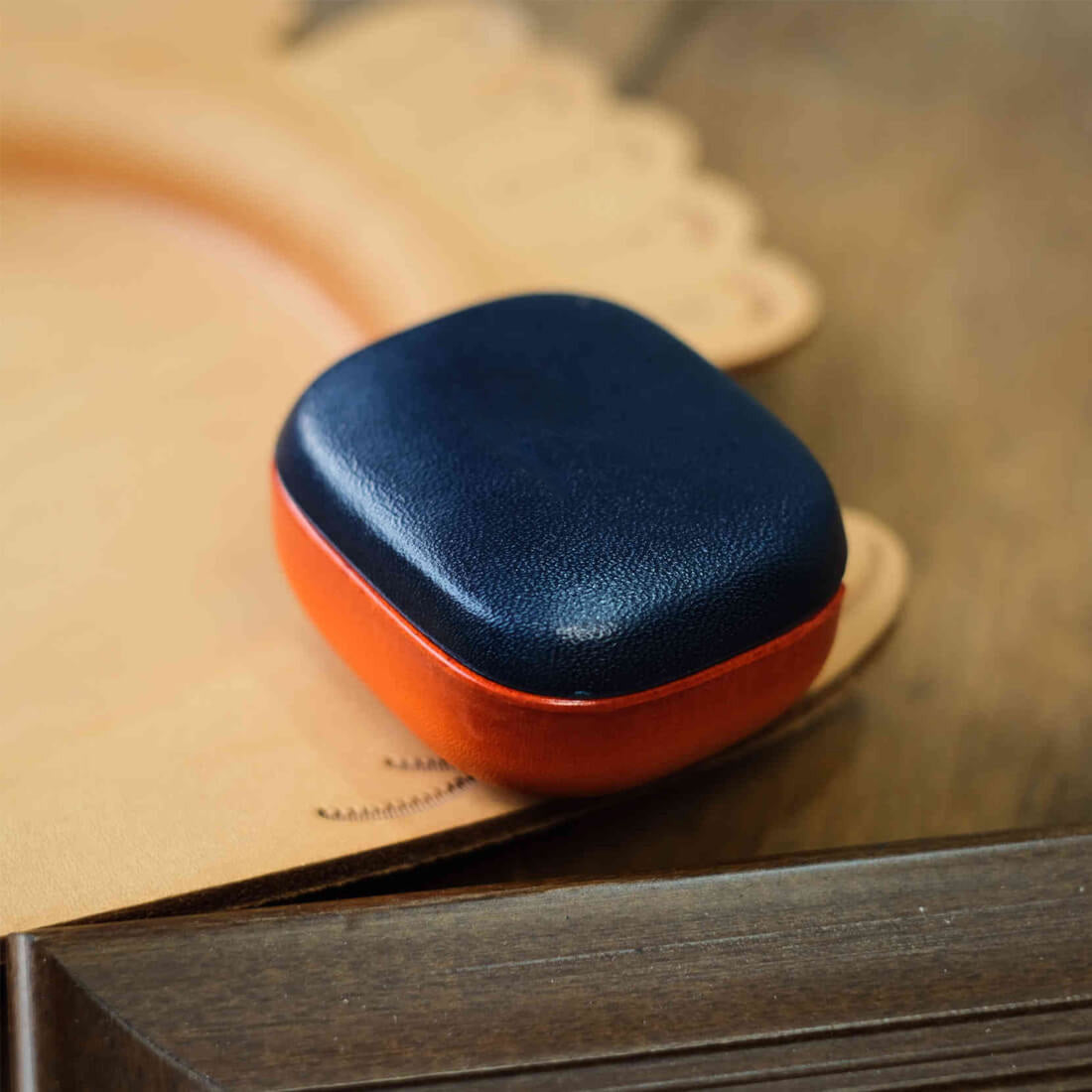 Estojo artesanal em pele genuína para Beyerdynamic AMIRON 300 em azul-marinho superior e laranja inferior