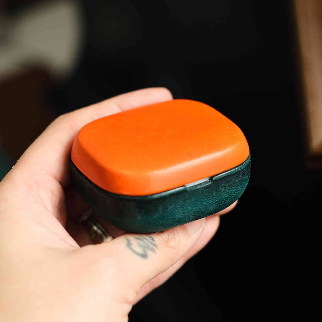 Estojo em pele genuína feito à mão para o Beyerdynamic AMIRON 300 em cor superior laranja e inferior azul-pavão a condizer