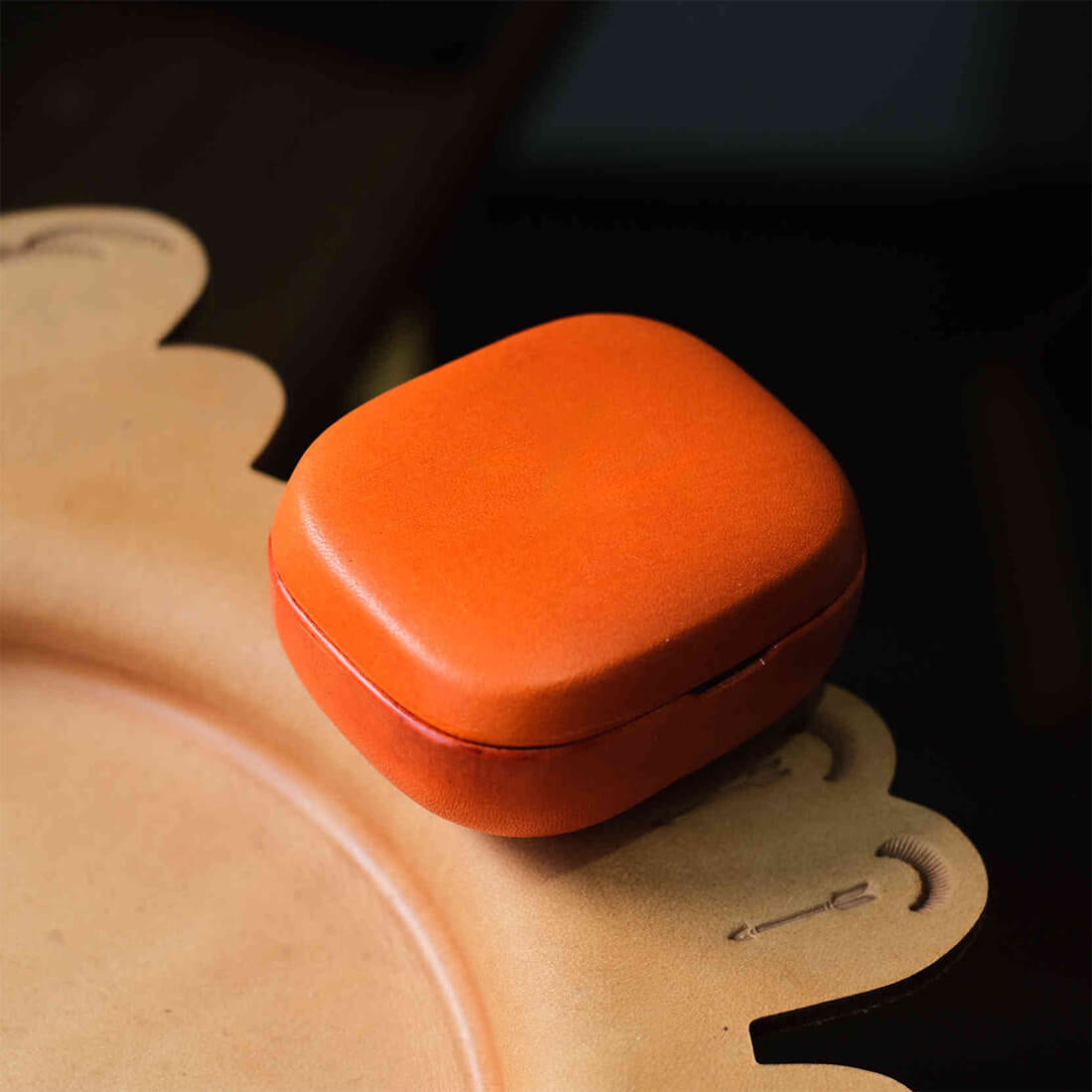 Estojo artesanal em pele genuína para o Beyerdynamic AMIRON 300 em laranja, em grande plano