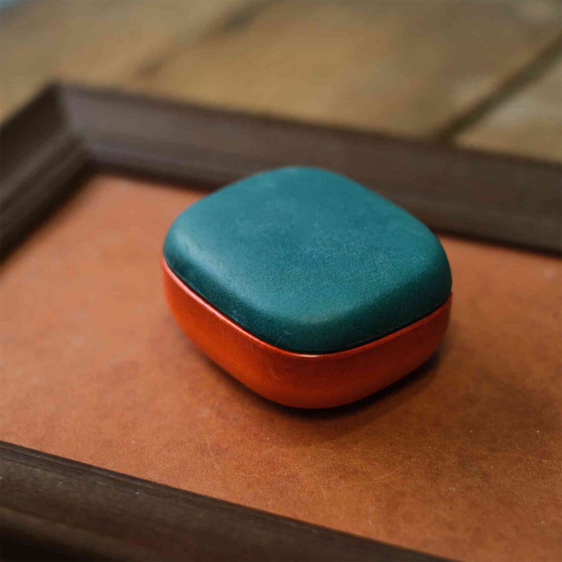 Estojo em pele genuína feito à mão para o Beyerdynamic AMIRON 300 em azul-pavão na parte superior e laranja na parte inferior