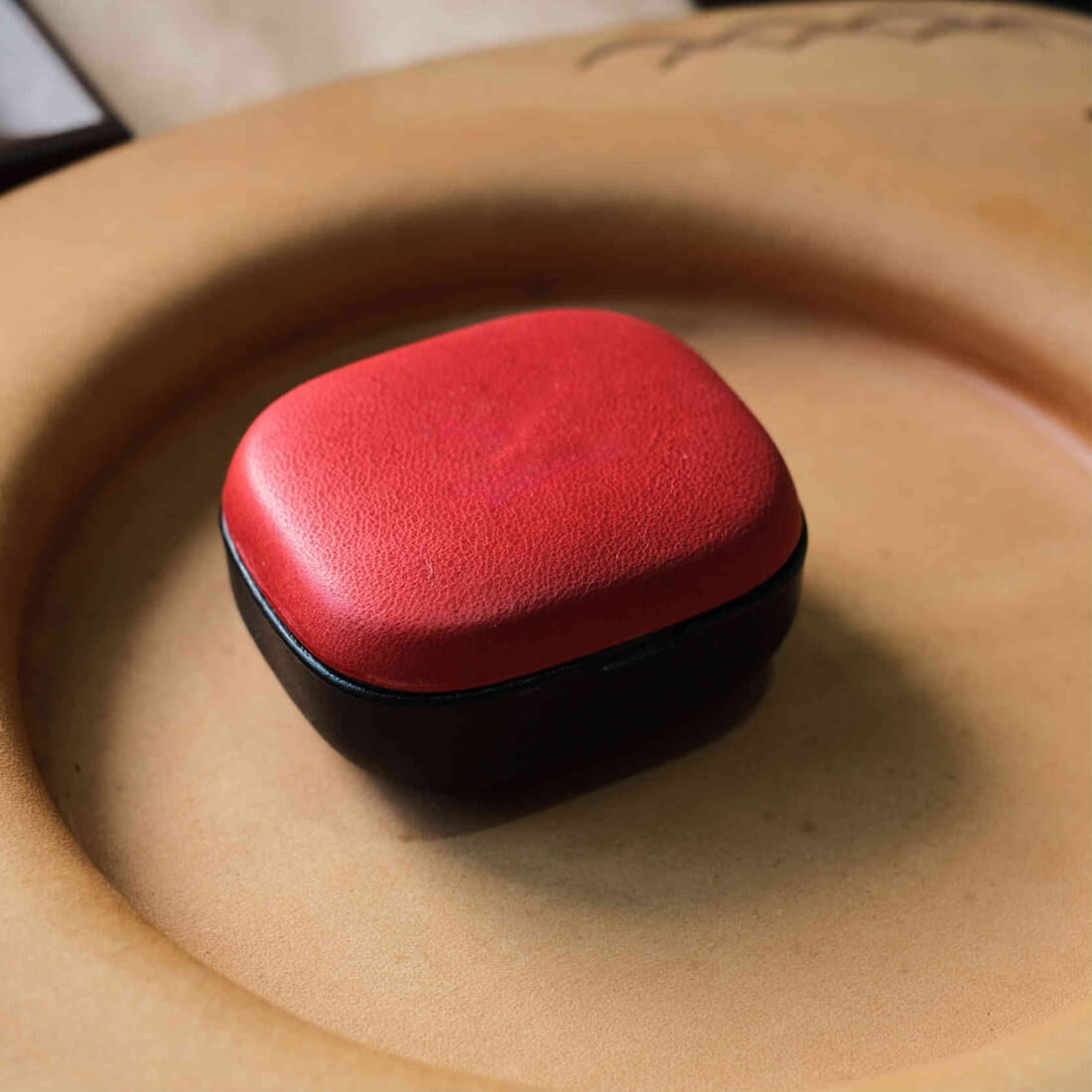 Estojo em pele personalizado para auriculares Beyerdynamic Amiron 300 em vermelho superior e preto inferior