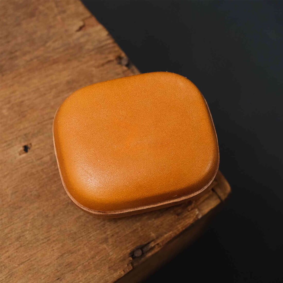 Estojo artesanal em pele genuína para o Beyerdynamic AMIRON 300 em castanho amarelo, em grande plano