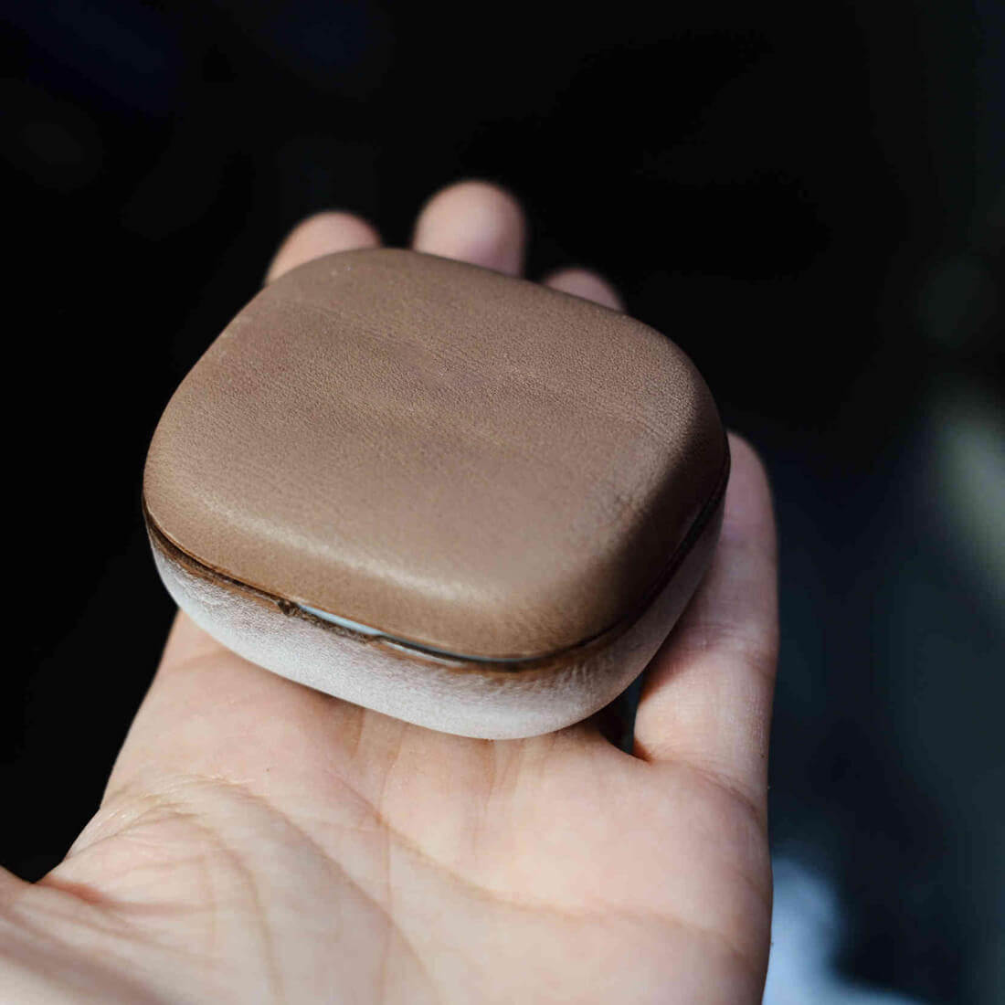 Estojo em pele genuína personalizado e feito à mão para o Beyerdynamic AMIRON 300 em castanho claro na parte superior e castanho cera na parte inferior a condizer