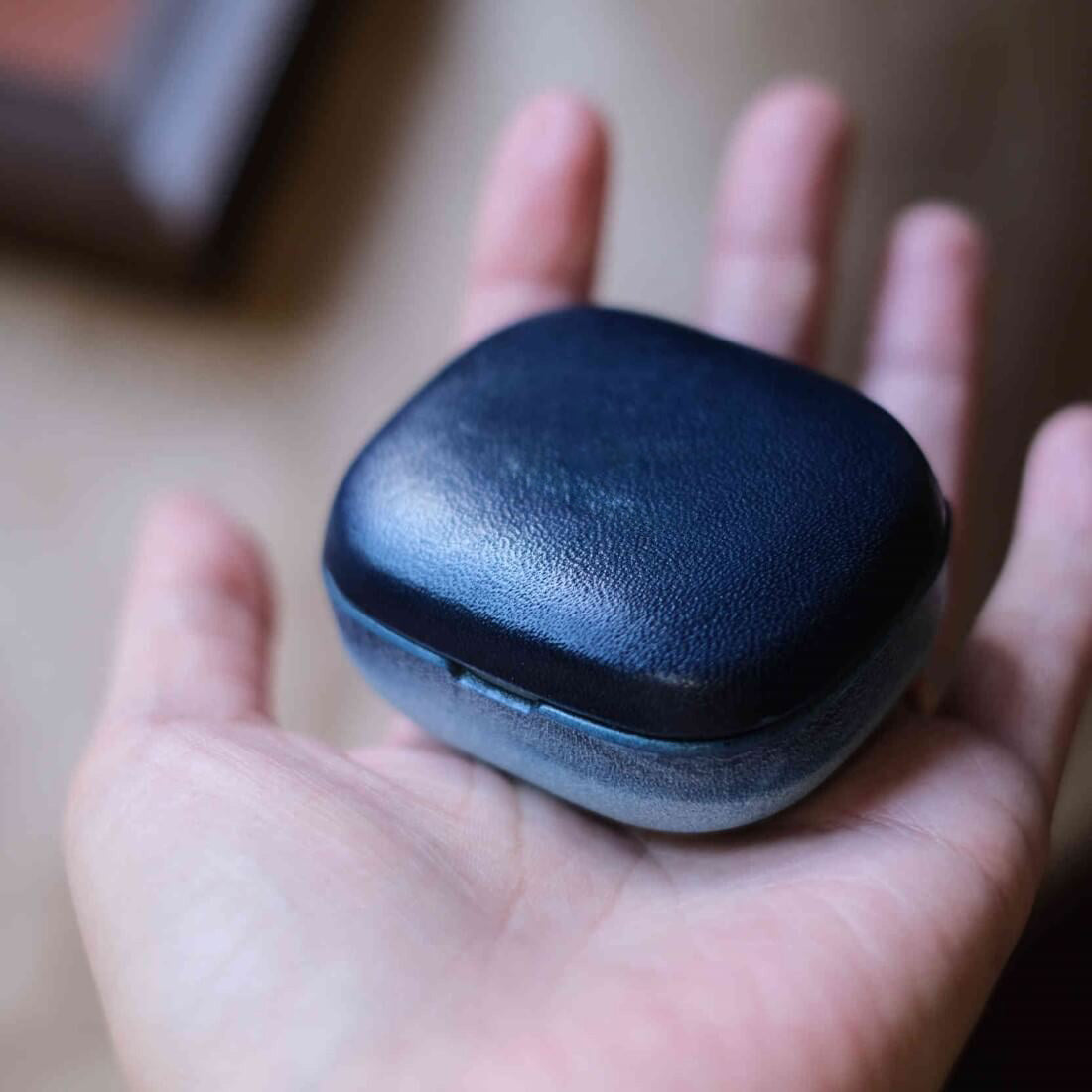 Estojo artesanal em pele genuína para o Beyerdynamic AMIRON 300 em cor azul-marinho superior e inferior azul-cera a condizer