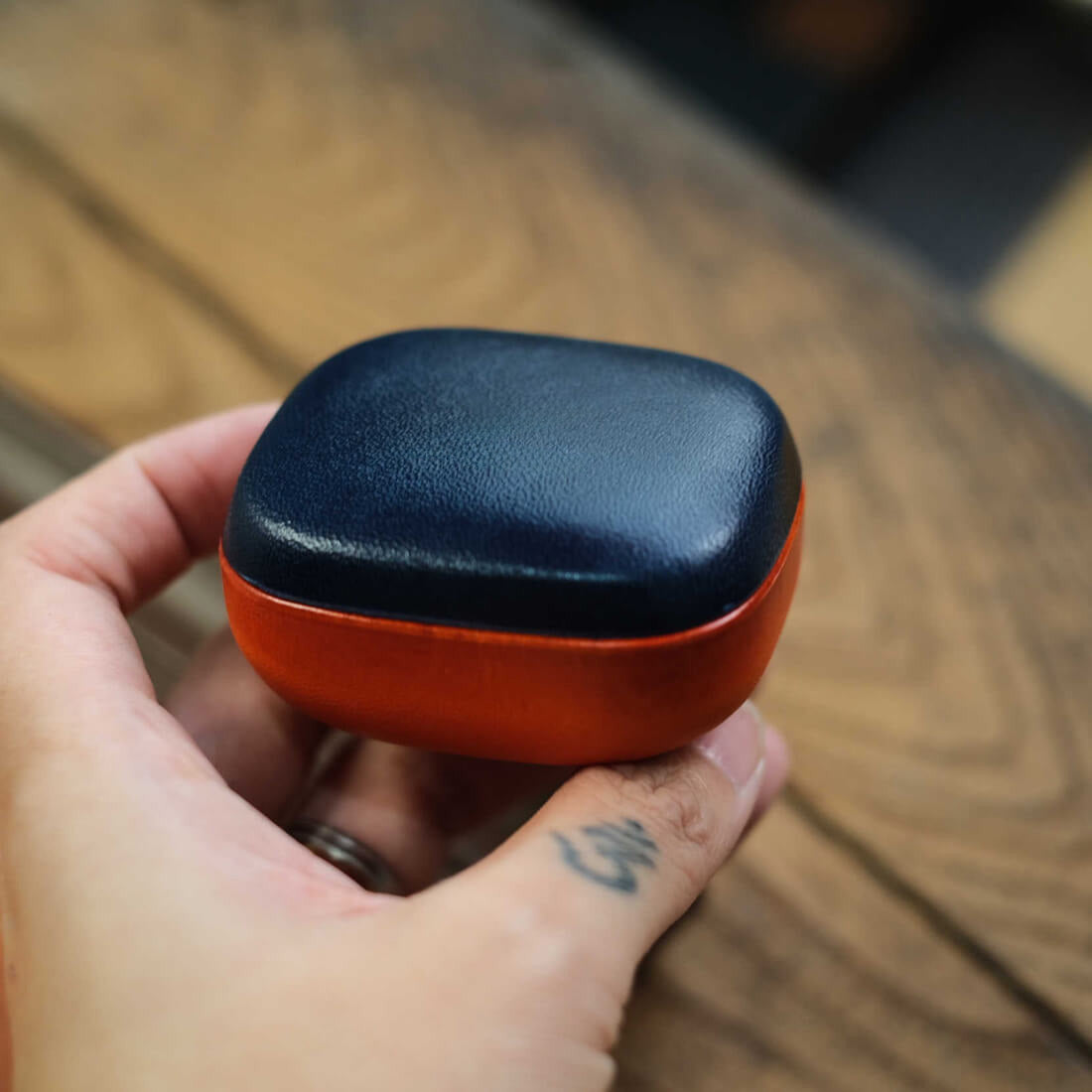 Estojo em pele genuína feito à mão para o Beyerdynamic AMIRON 300 em cor superior azul-marinho e inferior laranja a condizer