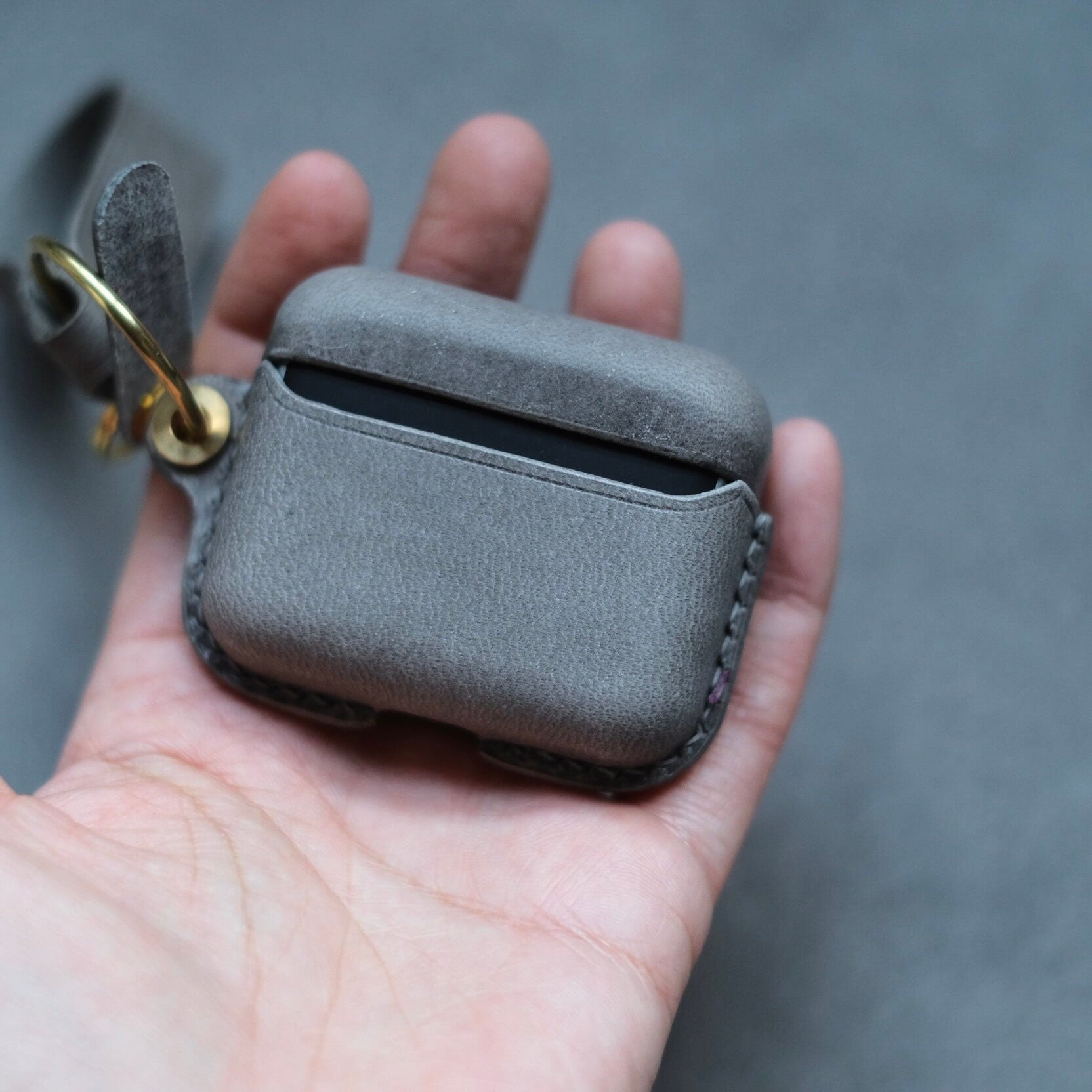 Étui pour écouteurs Bang & Olufsen Beo Grace en cuir gris éléphant personnalisé et fabriqué à la main, avec porte-clés latéral et lanière en cuir - arrière en gros plan