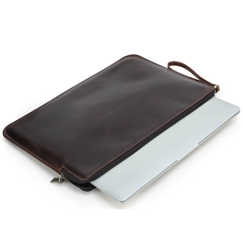 フルグレインオイルビードレザー製ノートパソコン用ジッパー付きスリーブバッグ（16インチMacBook Pro対応、リストストラップ付き） - ノートパソコンはスリーブに部分的に収納されます。