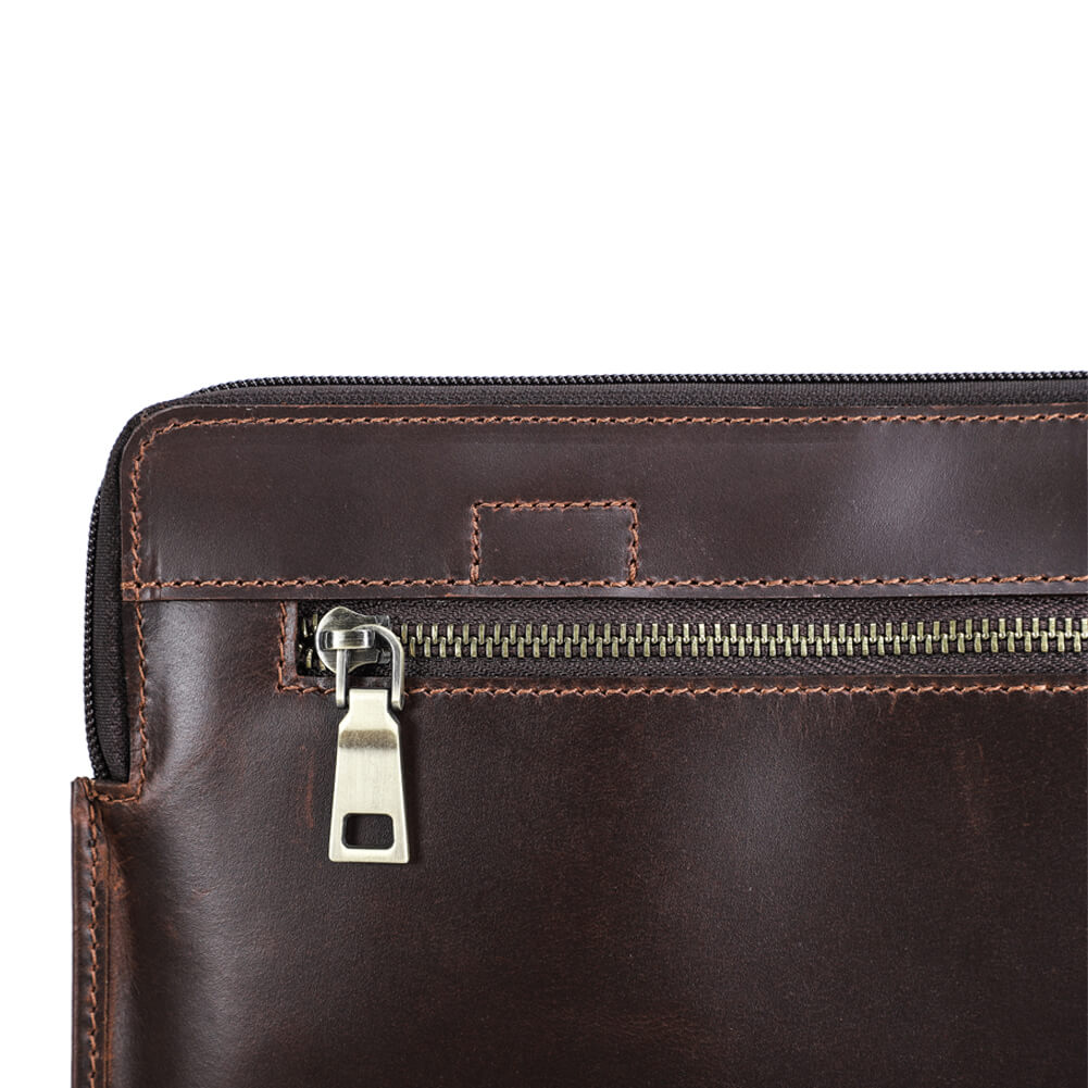 フルグレインオイルビードレザー製ノートパソコン用ジッパーケース（16インチMacBook Pro対応）手首ストラップ＆キャリーケース用ストラップ付きプレミアムジッパーとジッパー金具のクローズアップ