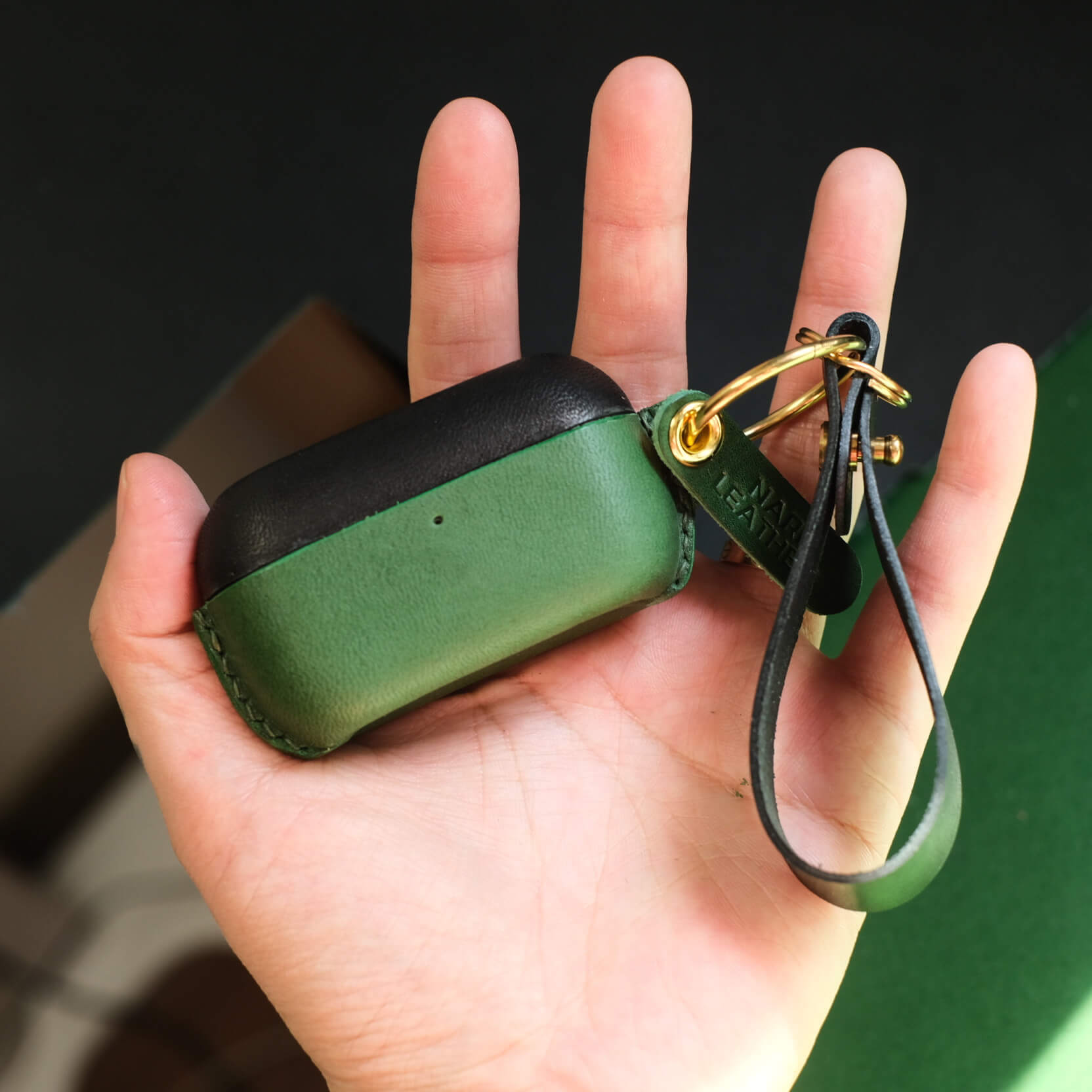 Individuell personalisierte Ohrhörer-Tasche aus echtem Leder für Panasonic Technics EAH AZ100 in Schwarz und Grün mit seitlichem Schlüsselanhänger und Lederband