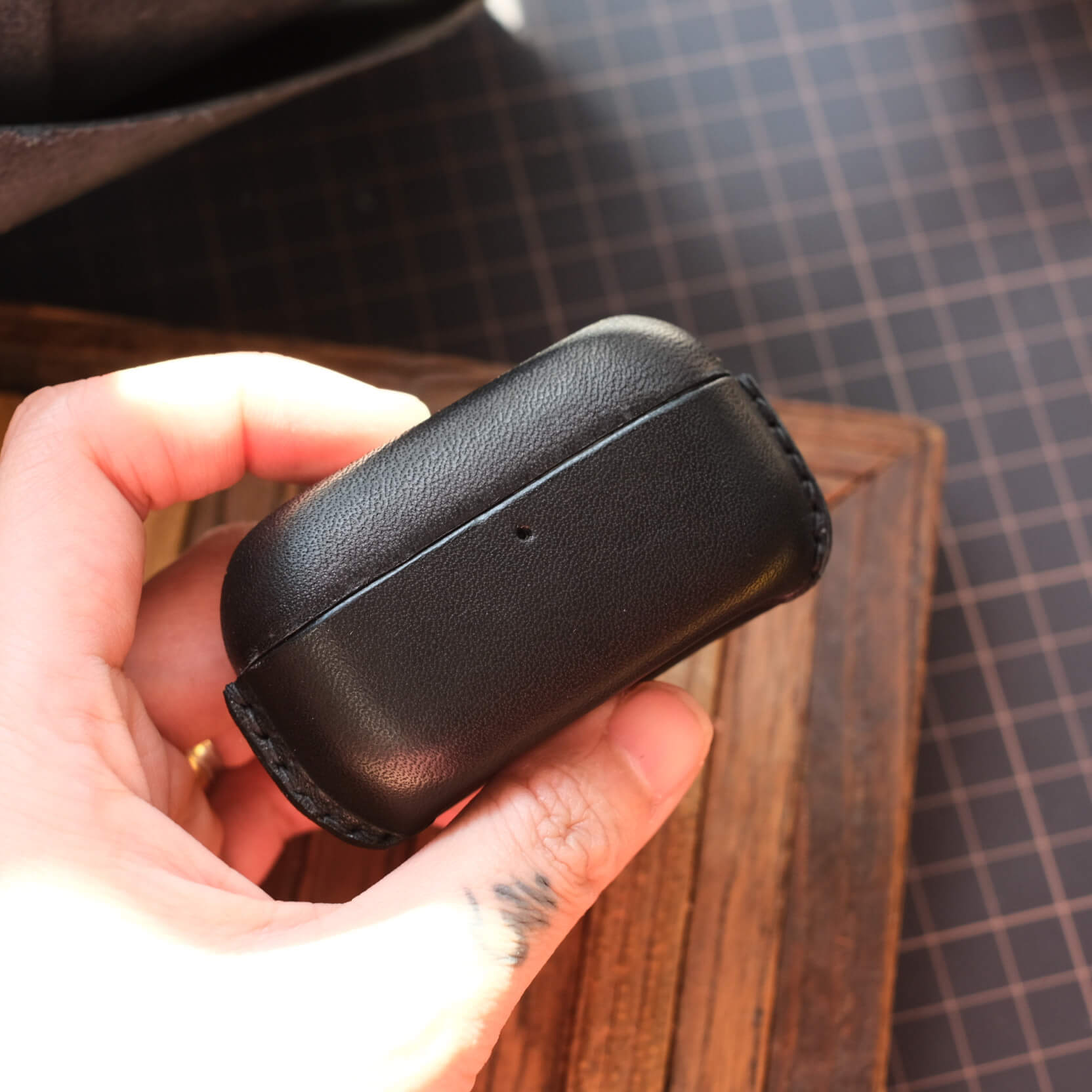 Handgefertigtes, personalisiertes Etui aus echtem Leder für Panasonic Technics EAH AZ100 in Schwarz – Nahaufnahme der Vorderseite