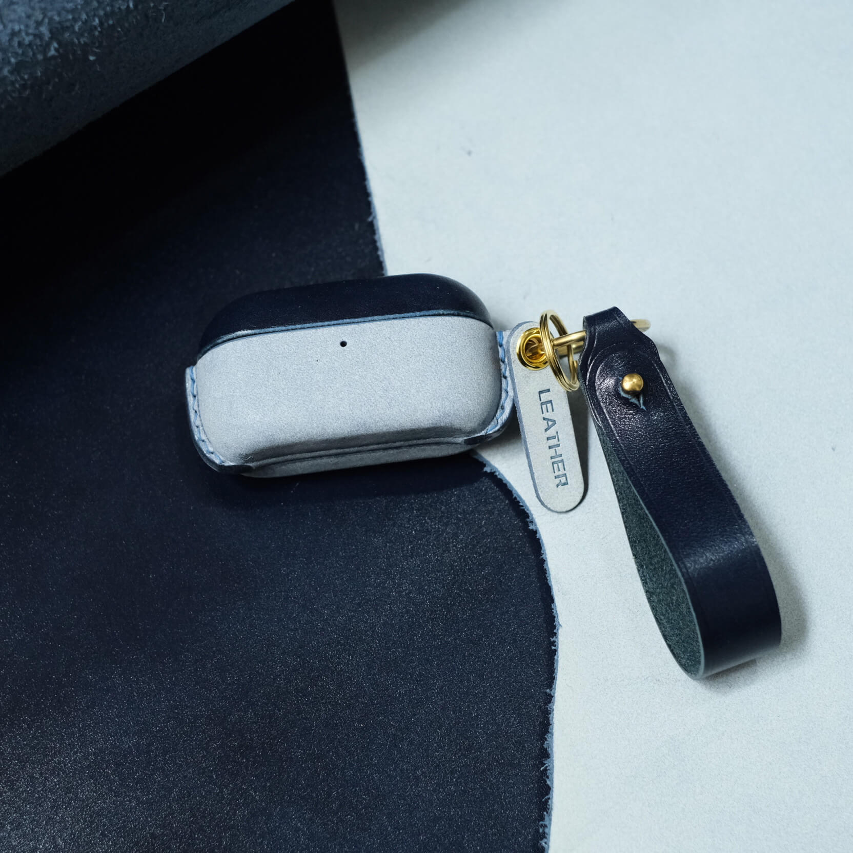 Individuell personalisiertes Etui aus echtem Leder für Panasonic Technics EAH AZ100 in Marineblau und Nebelwachsblau