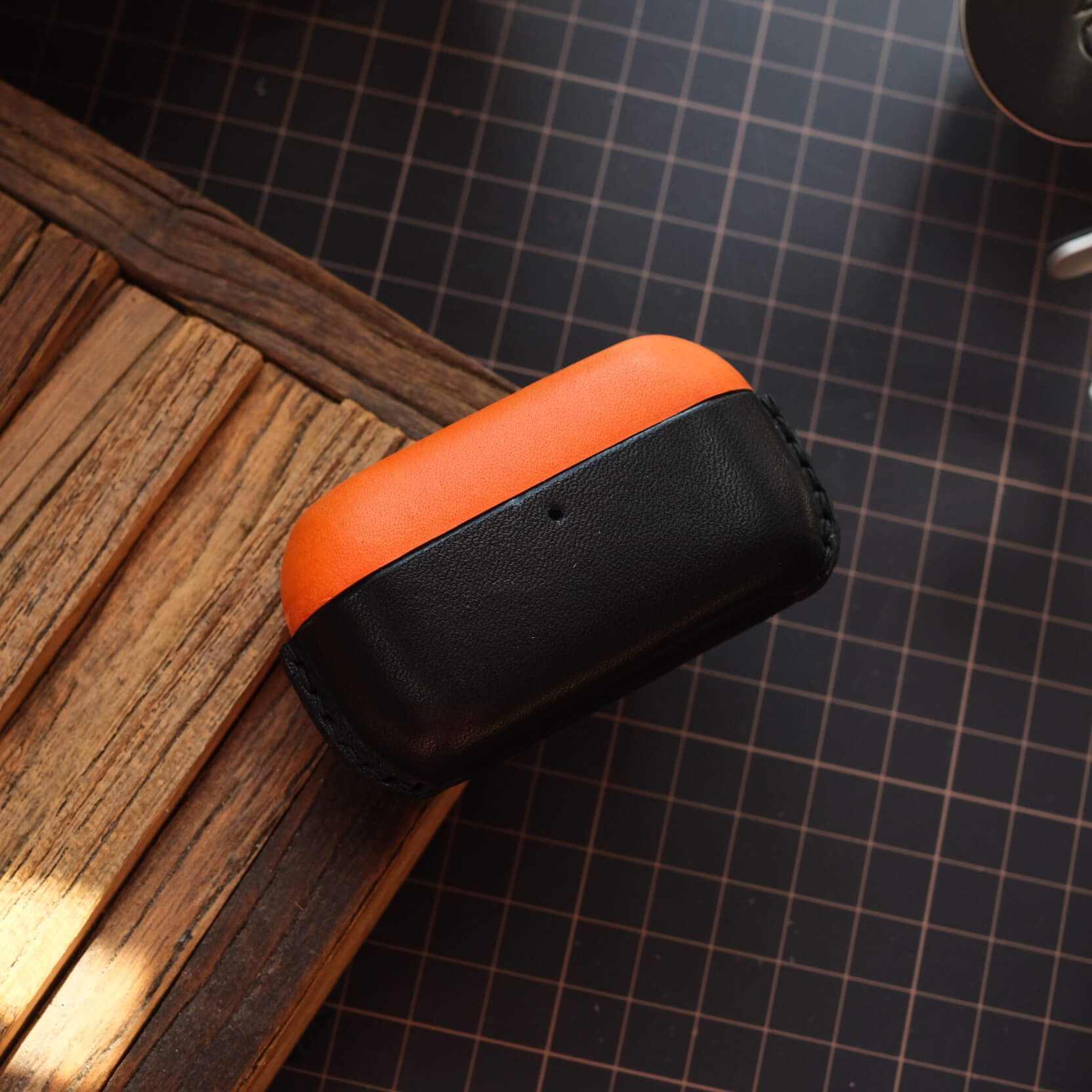 Handgefertigtes, individuell personalisiertes Etui aus echtem Leder für Panasonic Technics EAH AZ100 in Orange und Schwarz