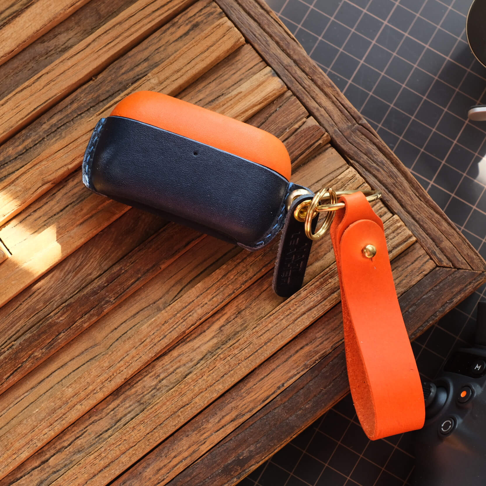 Individuell personalisierte Ohrhörertasche aus echtem Leder für Panasonic Technics EAH AZ100 in Orange und Marineblau mit seitlichem Schlüsselanhänger und Lederriemen