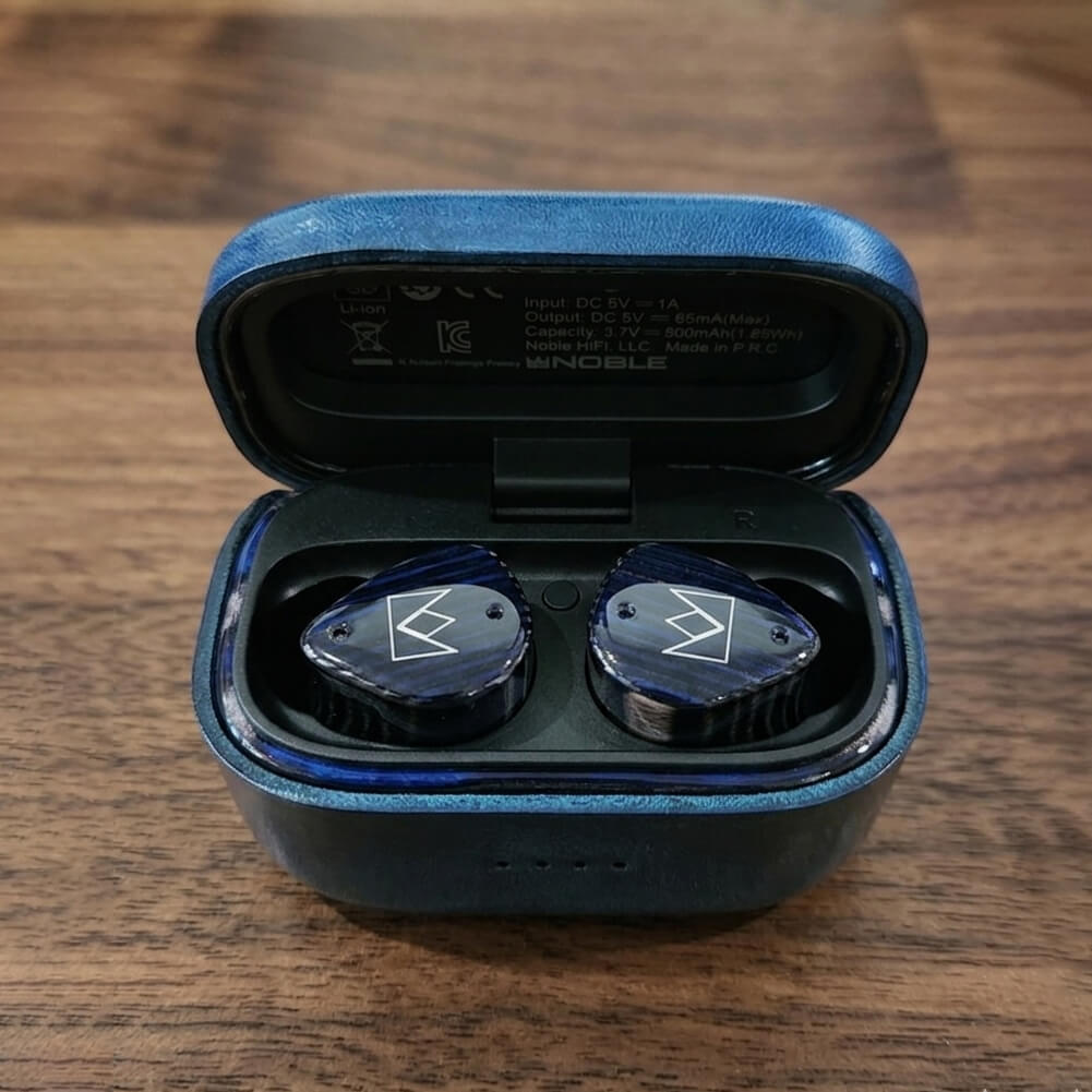Funda de cuero azul marino hecha a mano y personalizada para Noble Audio FoKus Prestige Encore, grabada a medida para un toque único.