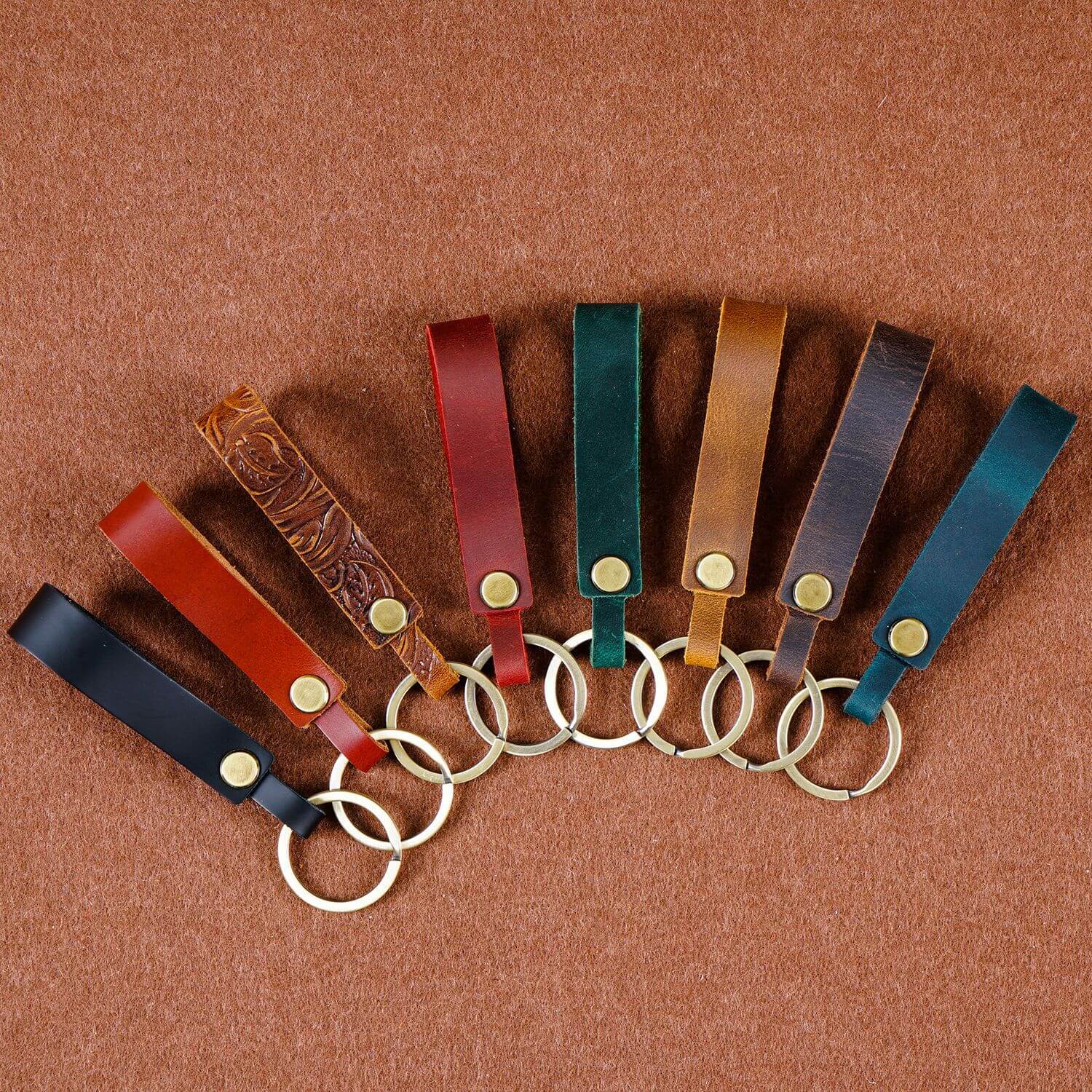 Set handgefertigter Schlüsselanhänger aus Vollnarbenleder mit Metallringen in verschiedenen Farben
