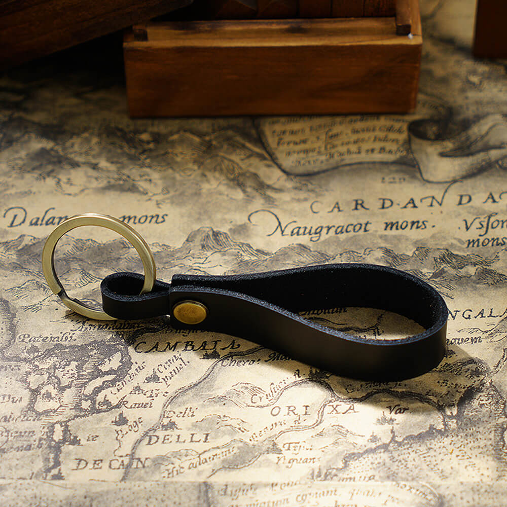 Handgefertigter Schlüsselanhänger aus Vollnarbenleder mit Metallring in Schwarz für Autoschlüssel und Ohrhörer-Etui – Nahaufnahme der Metallteile