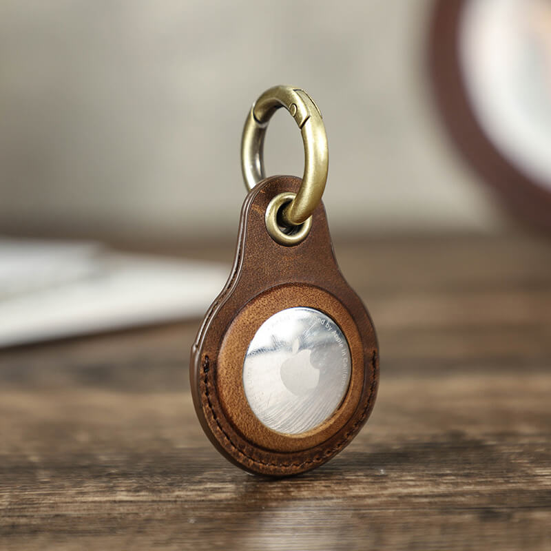 Capa para porta-chaves AirTag em pele genuína feita à mão com aspeto de 45 graus em grande plano lateral