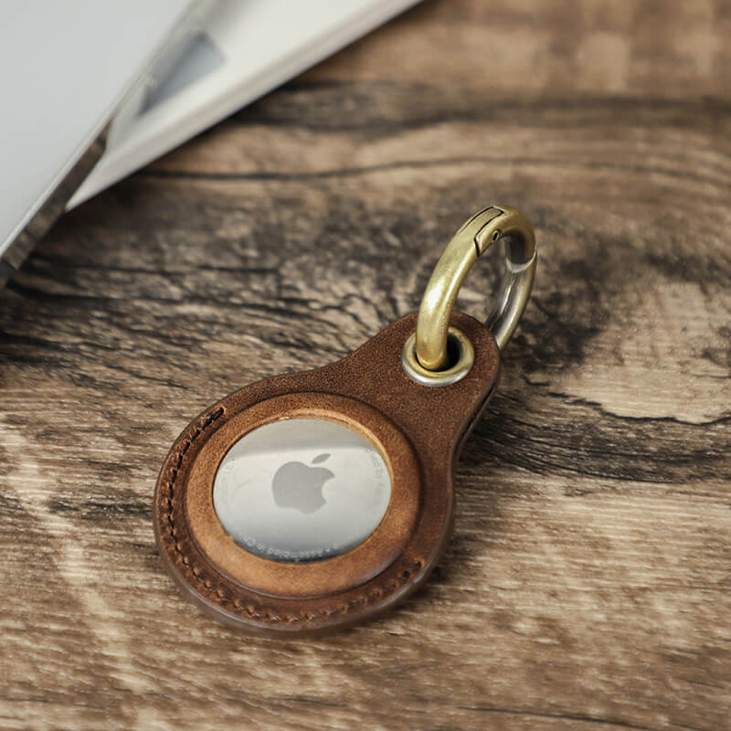 Capa para porta-chaves AirTag em pele genuína feita à mão pormenores de utilização em grande plano