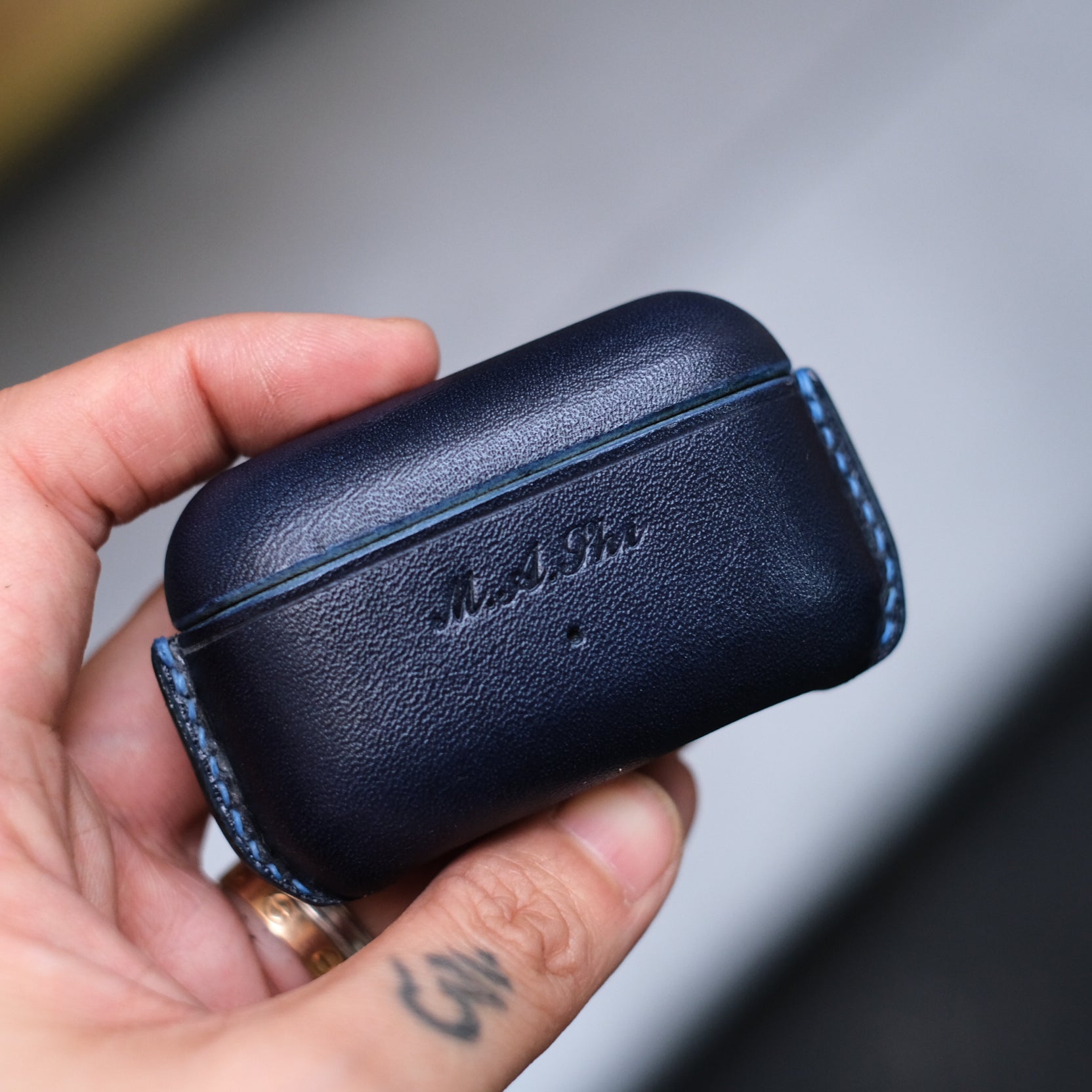 Estojo para auriculares em pele genuína personalizado e feito à mão para Devialet Gemini II em azul marinho com exemplo personalizado pelo cliente