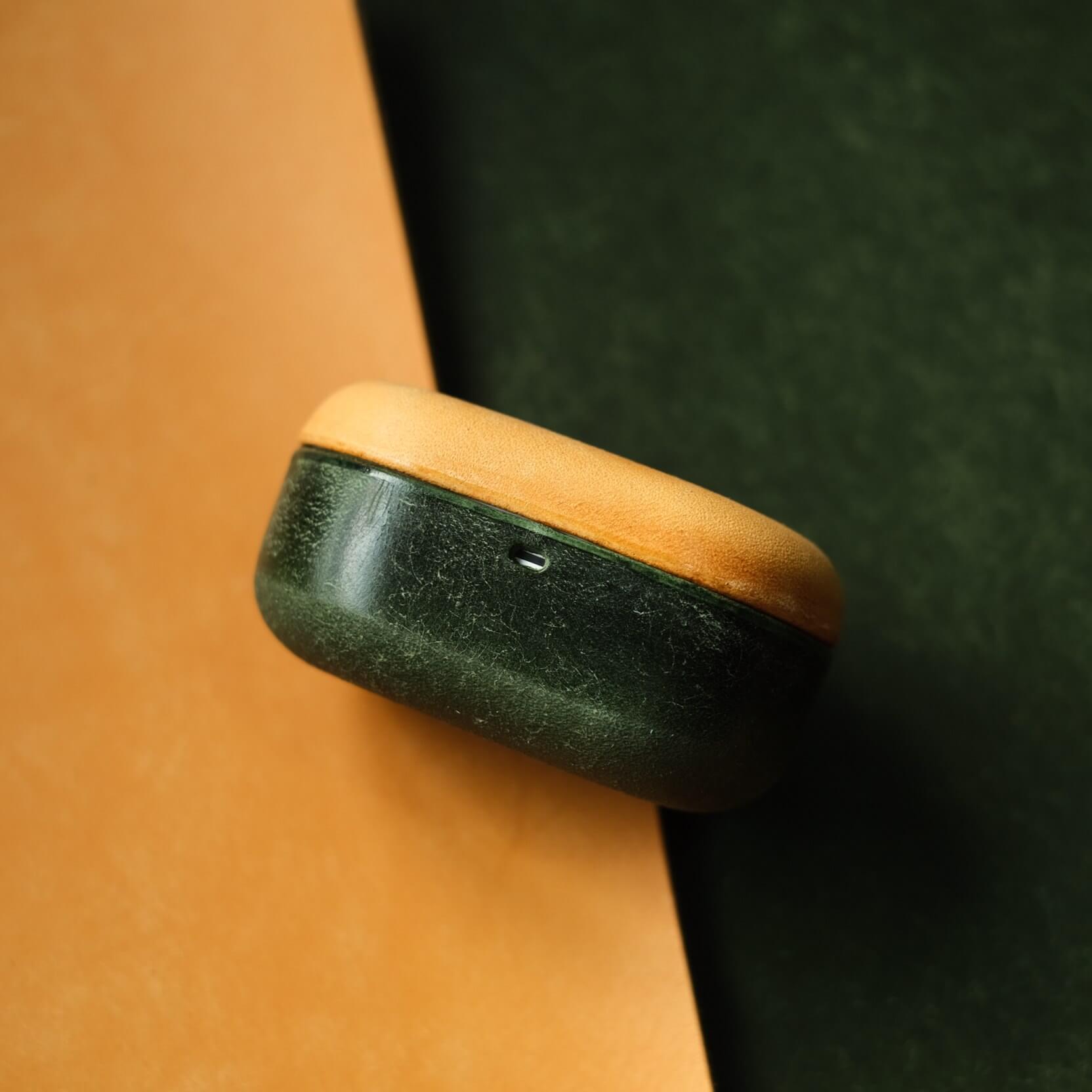 Handcrafted genuine leather earbuds case for AKG N5 in matte yellow and matte green with close-up of side indicator