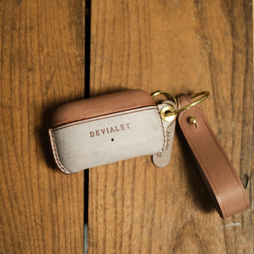 Estojo em pele genuína feito à mão para Devialet Gemini II em castanho claro na parte superior e castanho cera misturado com uma correia para porta-chaves em pele