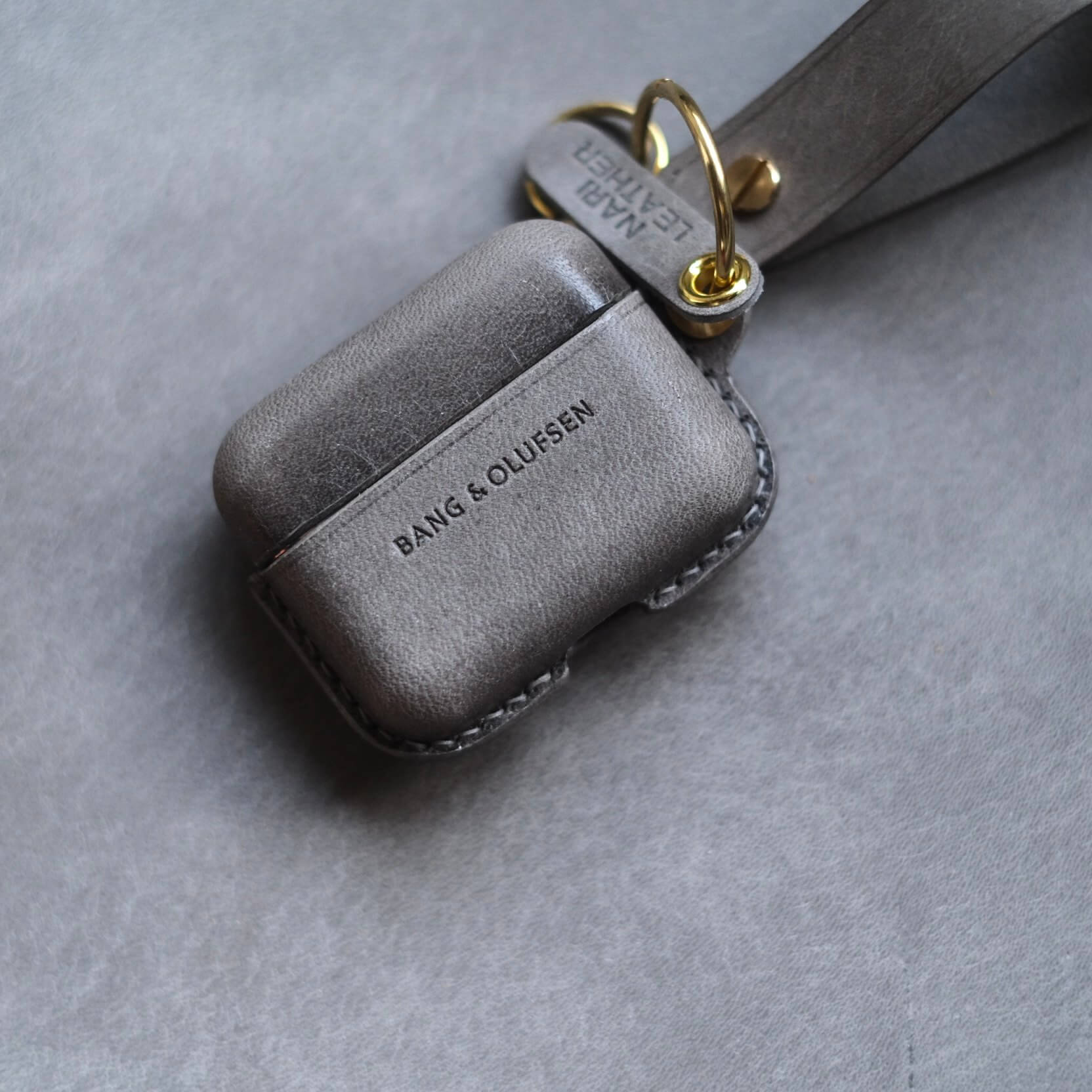 Étui pour écouteurs en cuir gris éléphant personnalisé et fabriqué à la main pour Bang & Olufsen Beo Grace, avec porte-clés latéral et lanière en cuir - détails en gros plan
