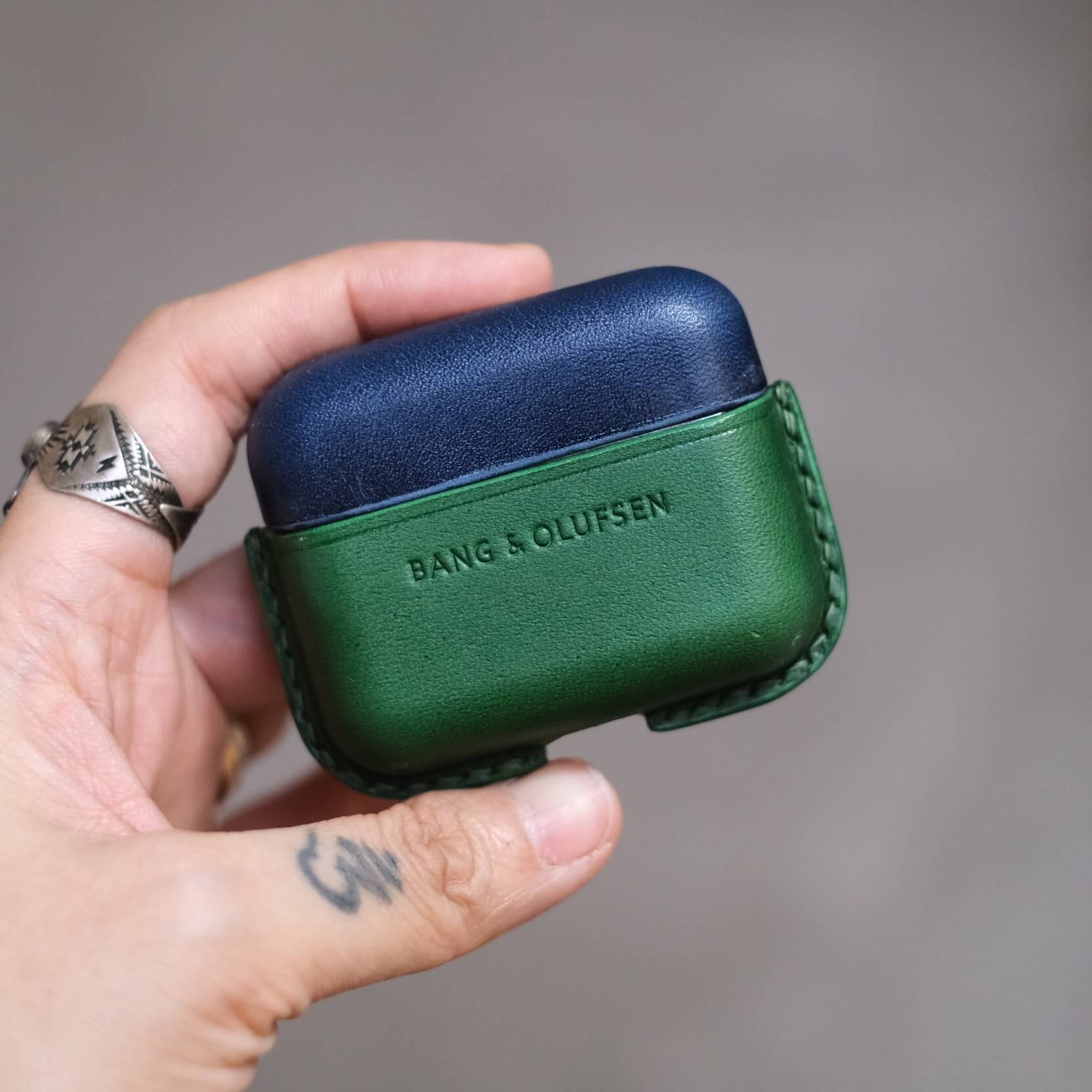 Étui pour écouteurs en cuir bleu marine et vert assorti, fabriqué à la main et personnalisé pour Bang & Olufsen Beo Grace