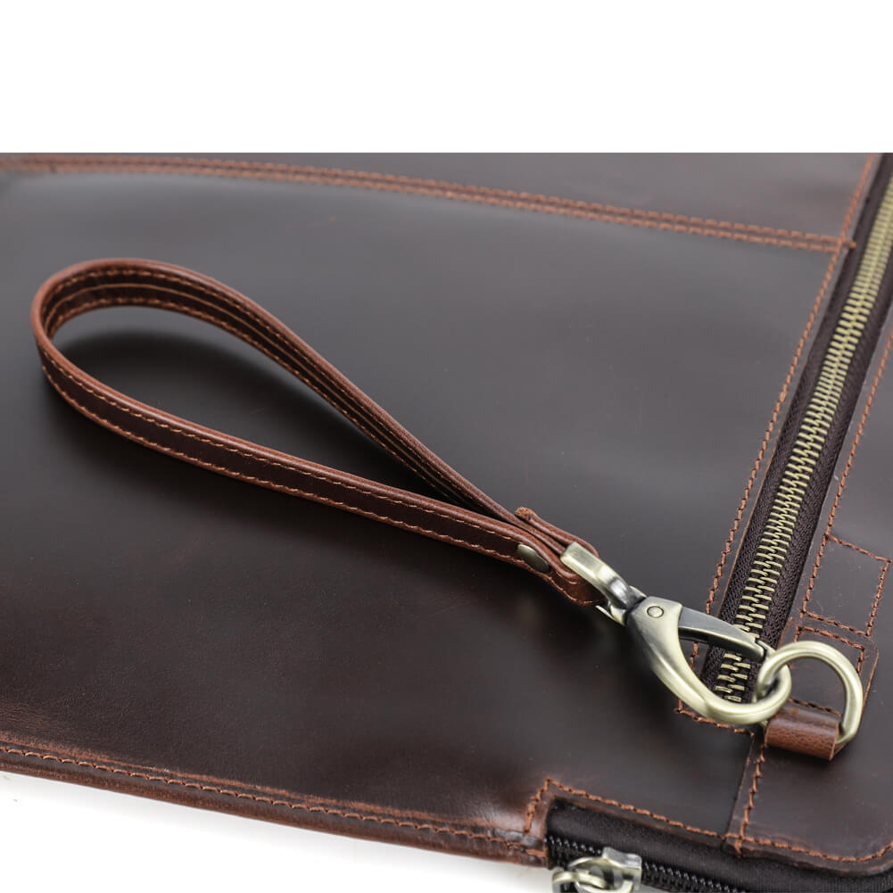 フルグレインオイルビードレザー製 16インチMacBook Pro用ノートパソコン用ジッパー付きスリーブバッグ - レザー製リストストラップのクローズアップ