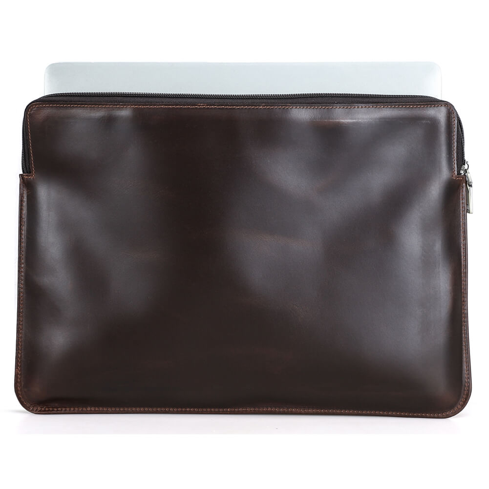 フルグレインレザー製ノートパソコン用ジッパーケース（16インチMacBook Pro対応）手首ストラップ＆キャリーバッグ用ストラップ付き背面ビューと素材のクローズアップ