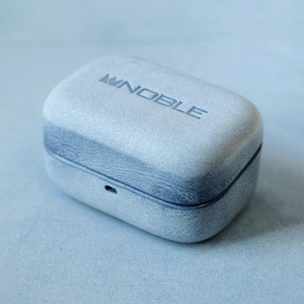 Custodia per auricolari in vera pelle, realizzata a mano, su misura e personalizzata per Noble Osprey