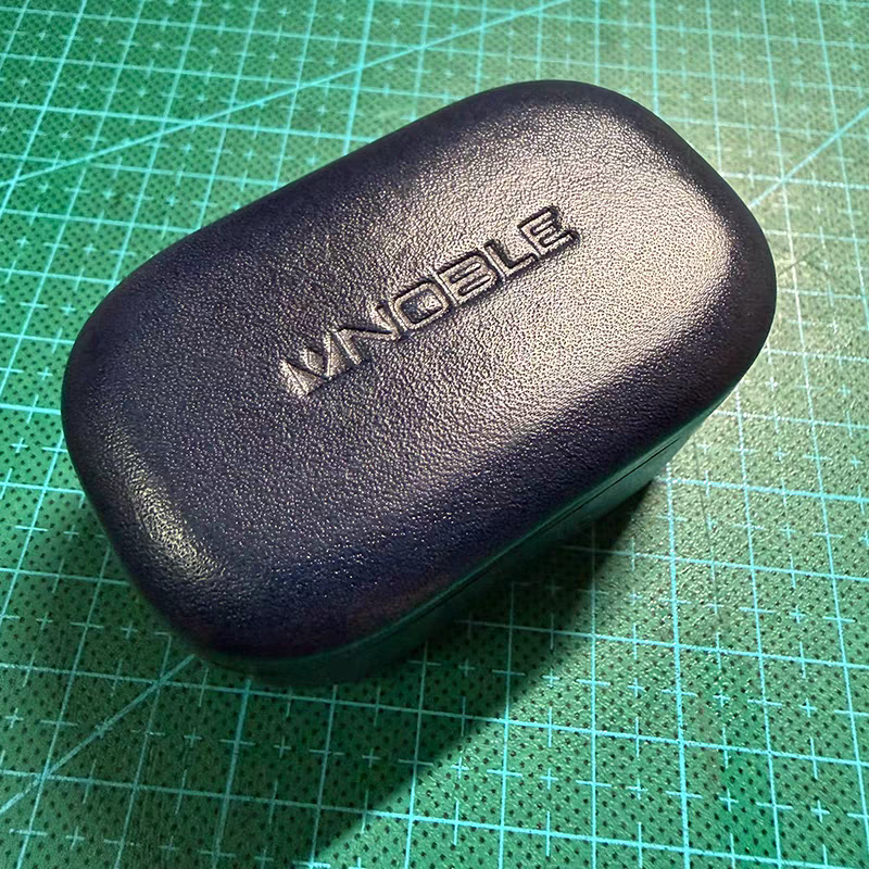 Funda de cuero genuino hecha a mano con logotipo personalizado para auriculares Noble Audio FoKus Prestige Encore - azul marino.