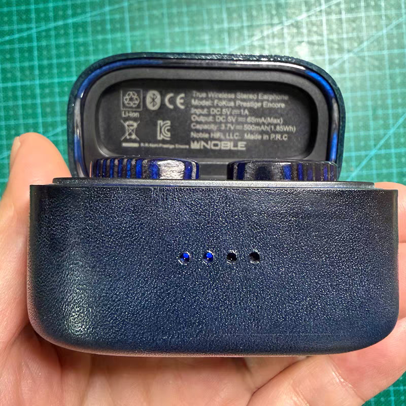Vista abierta de la funda de cuero hecha a mano que muestra el ajuste personalizado para el estuche de Noble FoKus Prestige Encore e indicadores LED.