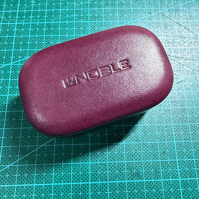 Funda de cuero genuino hecha a mano con logotipo personalizado para auriculares Noble Audio FoKus Prestige Encore - púrpura.
