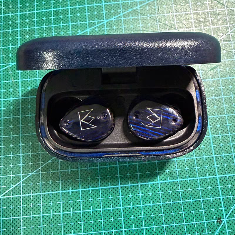 Vista superior de la funda de cuero hecha a mano para Noble FoKus Prestige Encore con la tapa abierta, mostrando los auriculares guardados.