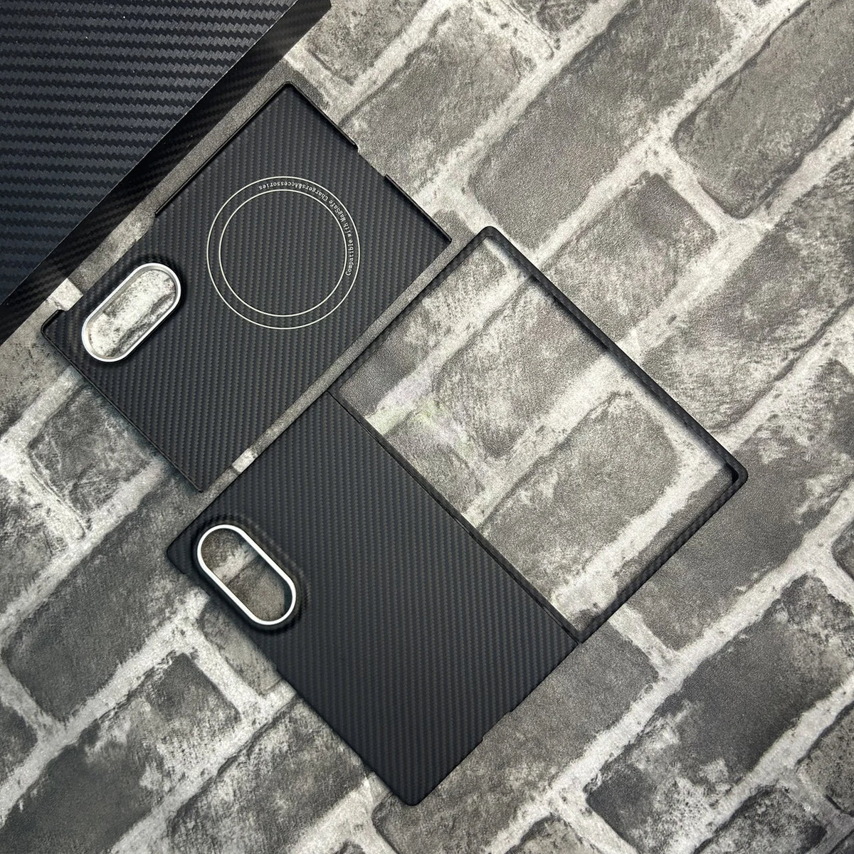 Samsung Galaxy Z Fold 8 Noir - Étui complet en fibre d'aramide sergée 600D - Vue éclatée montrant la découpe d'appareil photo en cratère, la coque arrière magnétique et le cadre avant sans protection de charnière.