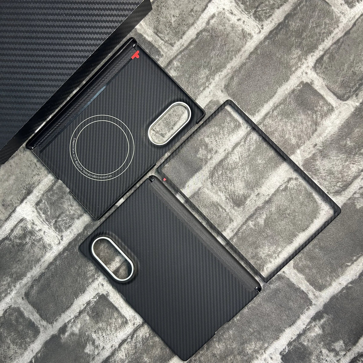 Samsung Galaxy Z Fold 8 Noir – Ensemble complet coque en fibre d’aramide twill 600D – Vue éclatée montrant la découpe de l’appareil photo en cratère, la coque arrière magnétique, le cadre avant et la protection de la charnière.