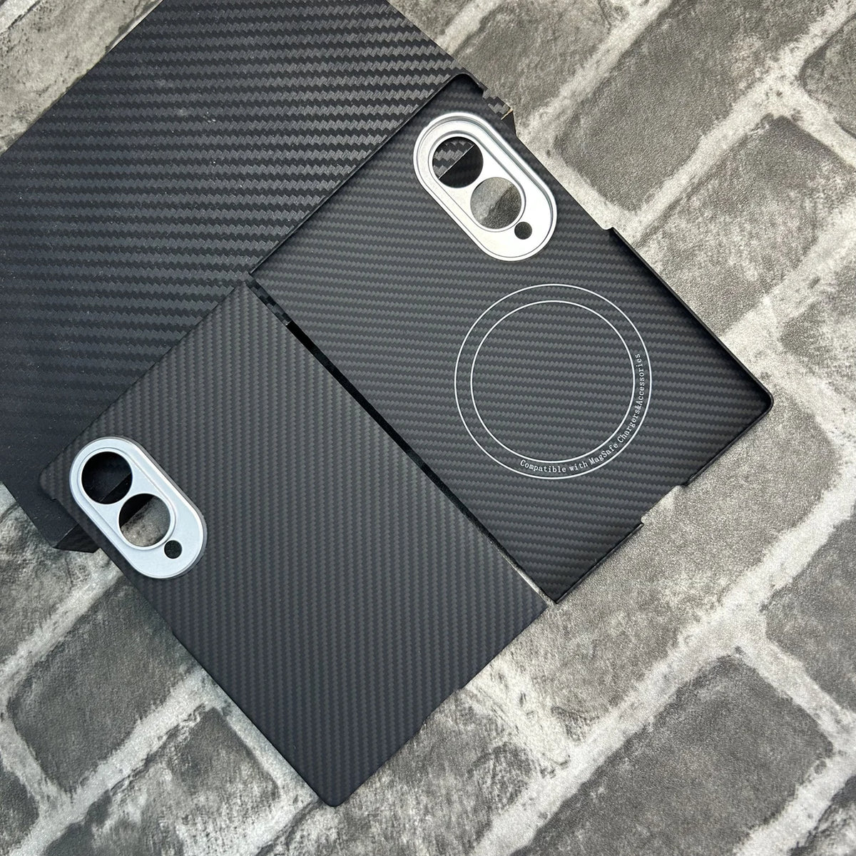 Étui complet magnétique en fibre d'aramide pour Samsung Galaxy Z Fold 8 - Twill 600D noir avec découpe précise de l'appareil photo en métal, sans protection de charnière ni cadre avant.