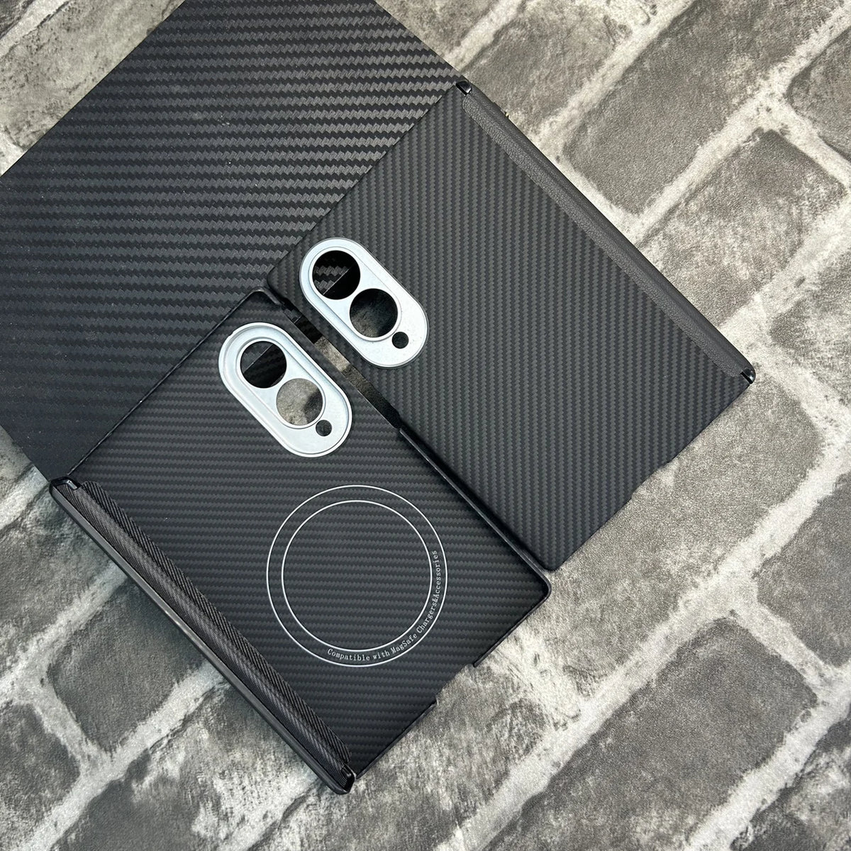 Vue éclatée de la coque noire en fibre d'aramide sergé 600D pour Galaxy Z Fold 8, avec découpe précise pour l'appareil photo, dos magnétique et protection de la charnière sans cadre avant.