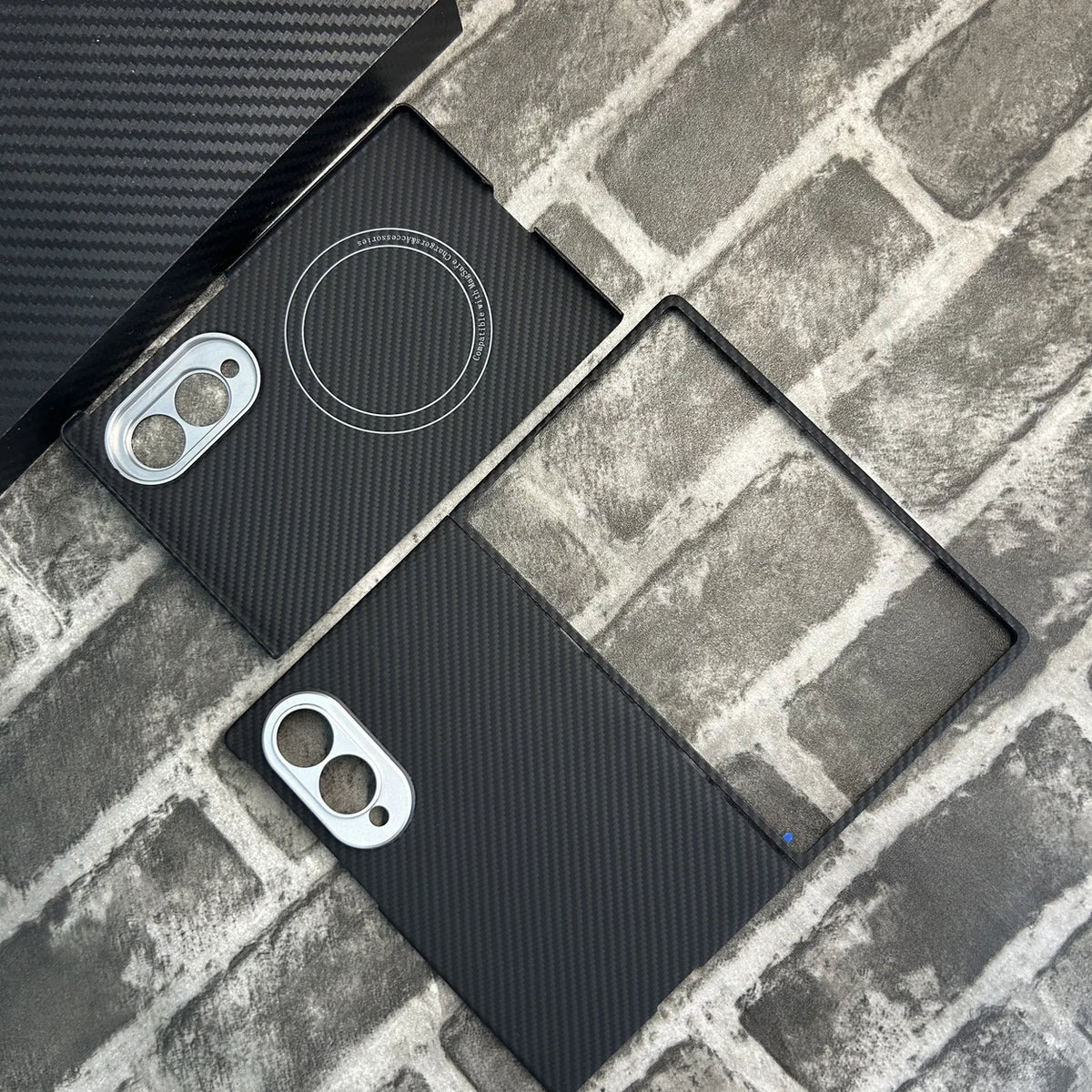 Vue éclatée de la coque noire en fibre d'aramide sergé 600D pour Galaxy Z Fold 8, avec découpe précise pour l'appareil photo, cadre avant et coque arrière magnétique sans protection de charnière.
